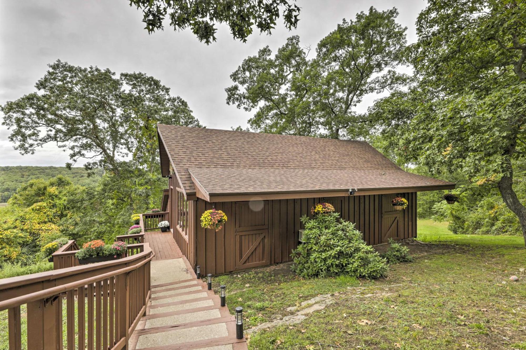 Private Guest House With Deck And Spectacular Views! Uncasville Extérieur photo
